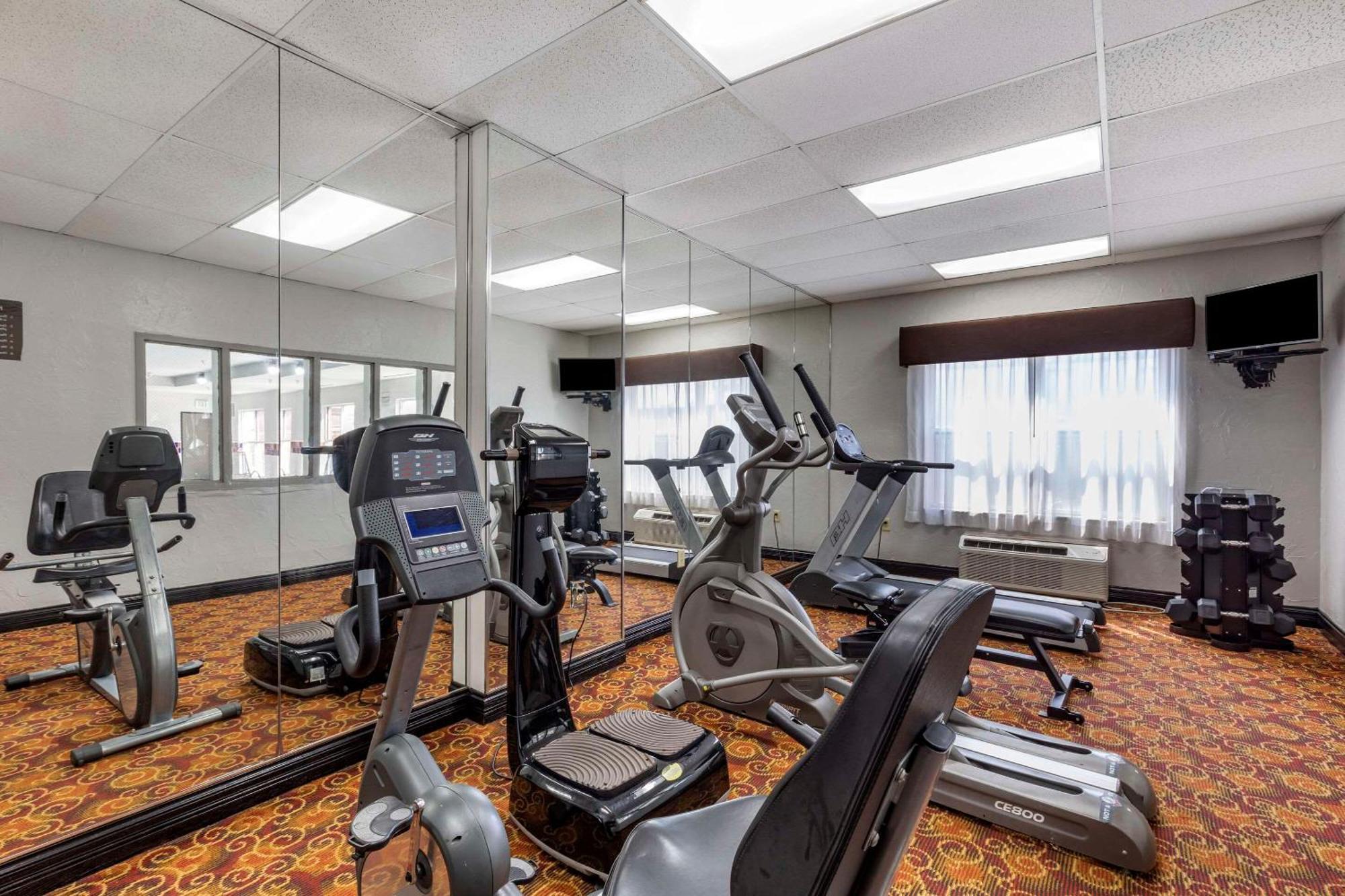 Quality Inn & Suites I-35 E-Walnut Hill Dallas Ngoại thất bức ảnh