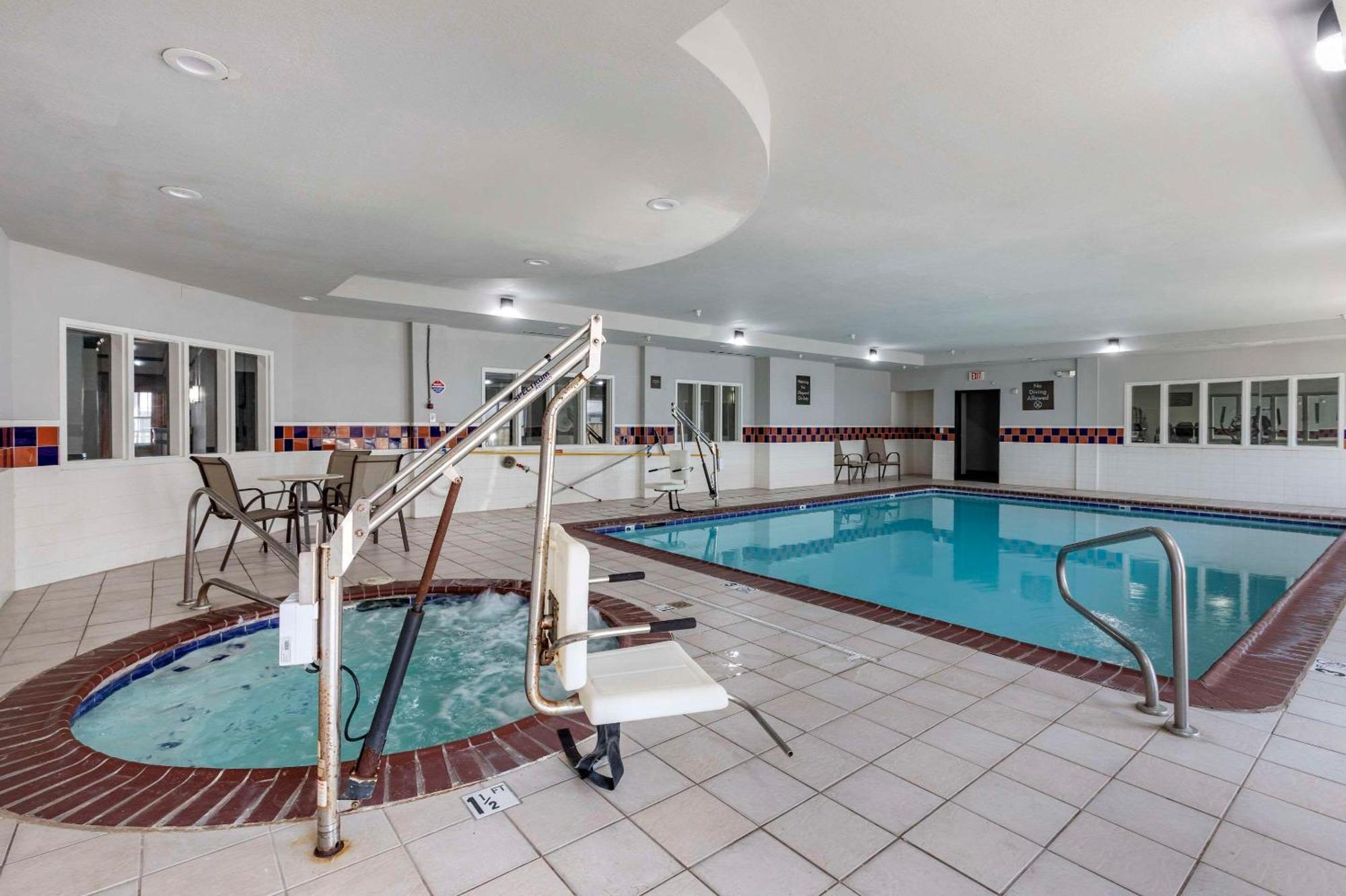 Quality Inn & Suites I-35 E-Walnut Hill Dallas Ngoại thất bức ảnh