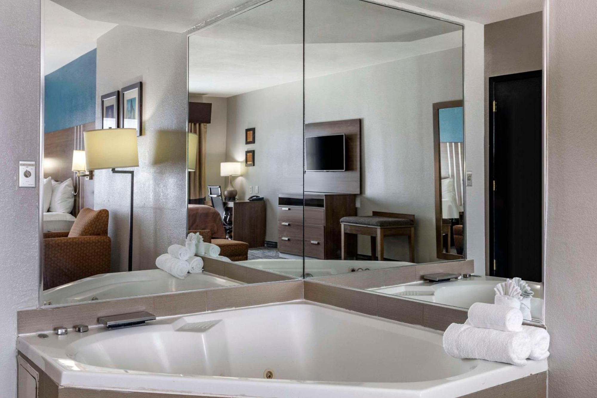Quality Inn & Suites I-35 E-Walnut Hill Dallas Ngoại thất bức ảnh