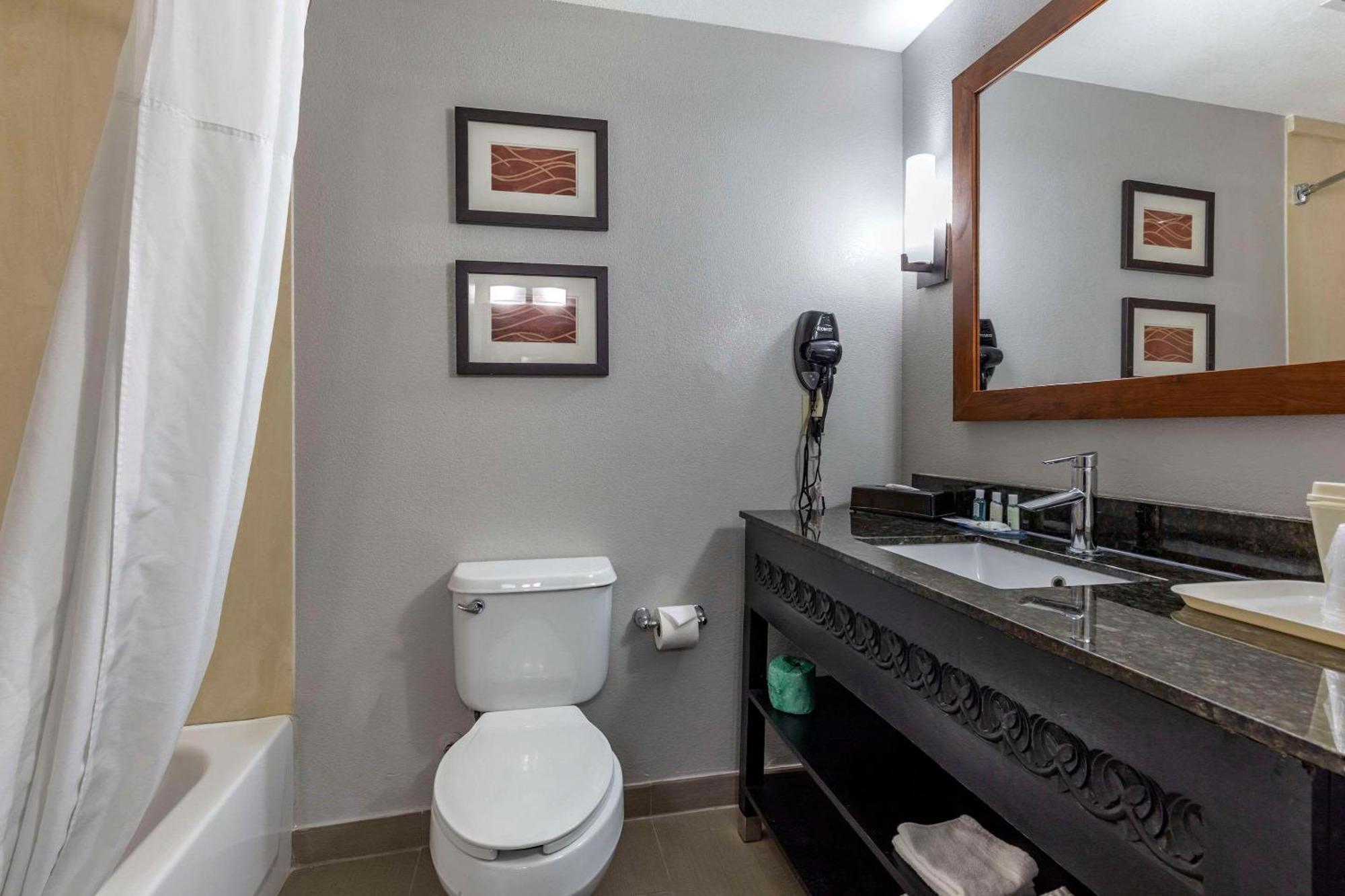 Quality Inn & Suites I-35 E-Walnut Hill Dallas Ngoại thất bức ảnh